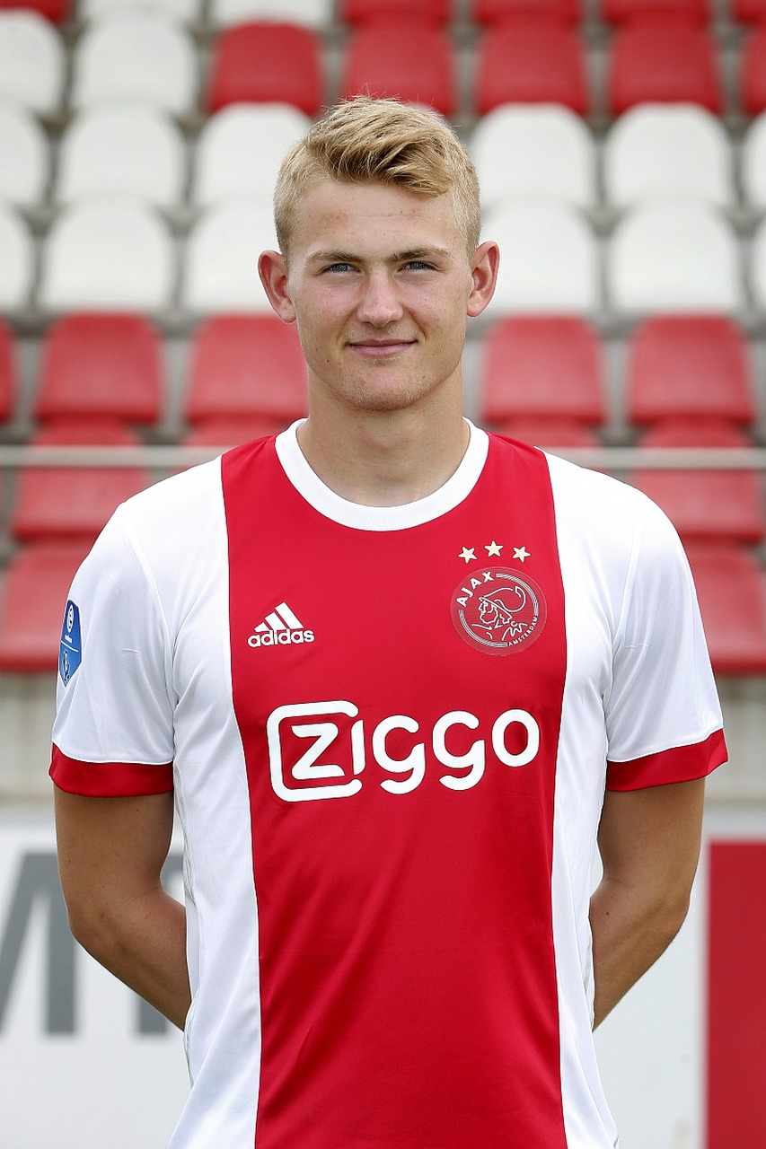 关于阿贾克斯窗口期强势反弹，志在荷甲名次提升，更衣室稳定，医务组通报恢复的信息