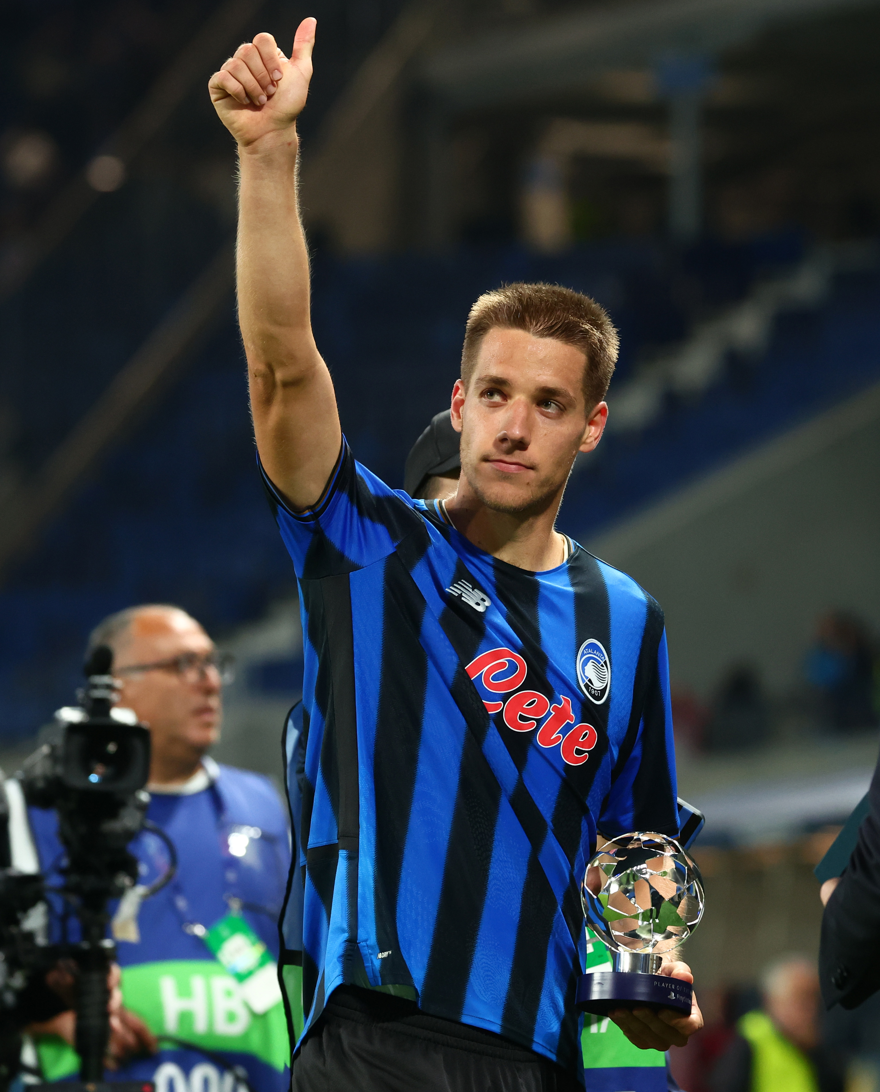 今晚亚特兰大绝杀压哨菲尼克斯太阳豪取连胜备战意大利杯，成都蓉城防线松动备战CBA常规赛瞬间刷屏的简单介绍